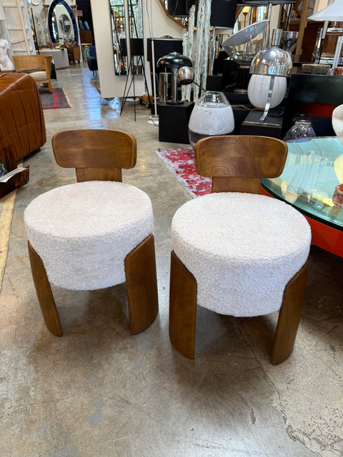 Sculptural Pair of Italian Modernist Chair in Walnut and Ivory Bouclé, 1970s
