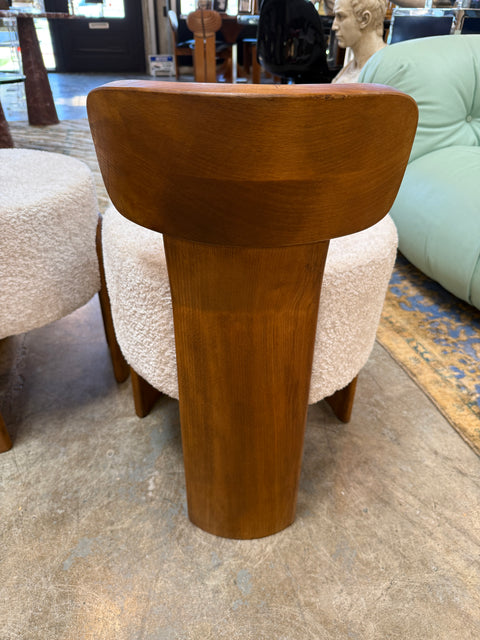 Sculptural Pair of Italian Modernist Chair in Walnut and Ivory Bouclé, 1970s