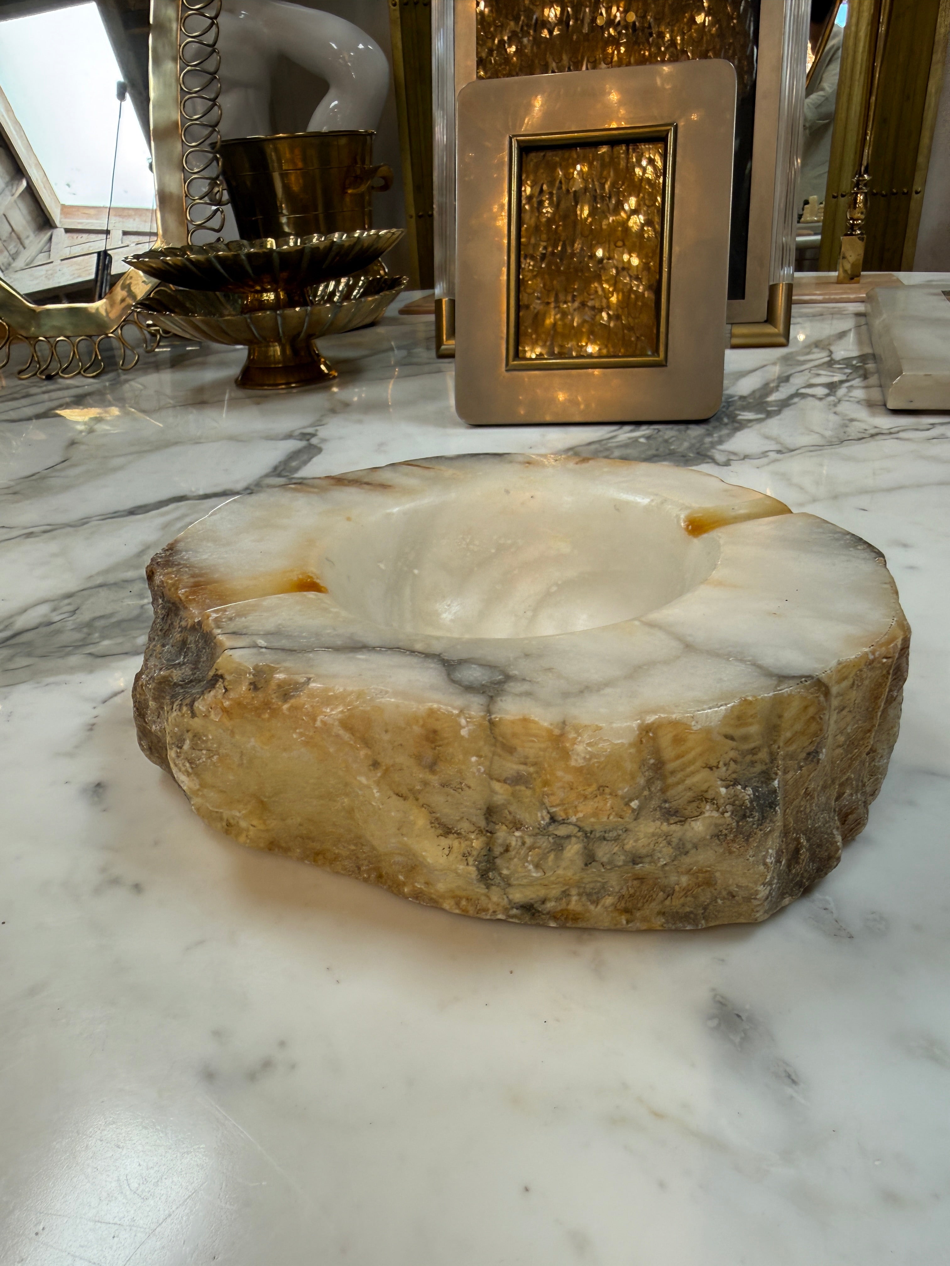 Vintage Natural-Edge Marble Ashtray – White & Gray Veined Stone