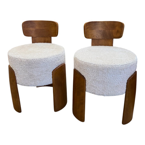 Sculptural Pair of Italian Modernist Chair in Walnut and Ivory Bouclé, 1970s